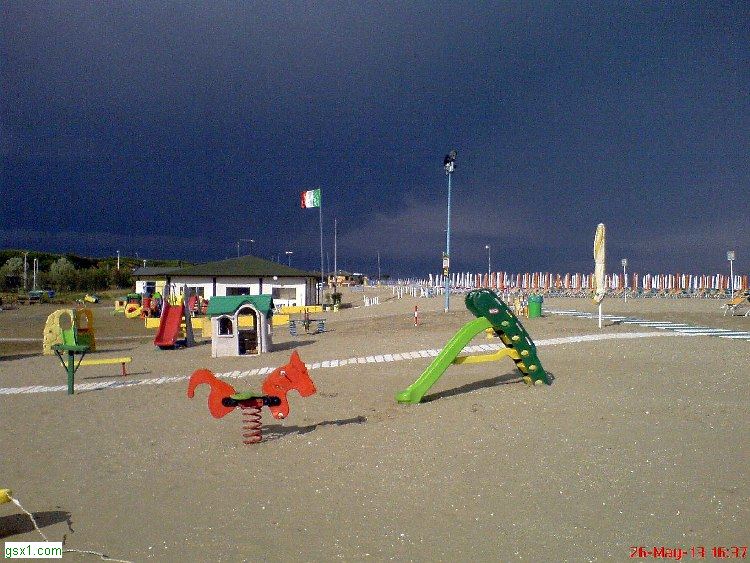 Le-mamme-portarono-bambini-al-riparo.jpg